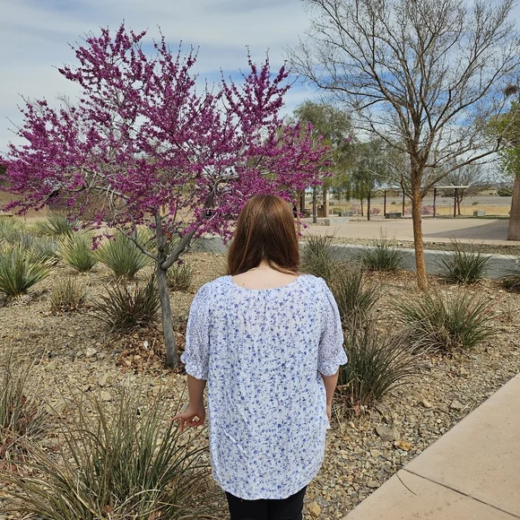 LOFT Floral White and Blue Women's Blouse - Picture 4 of 9